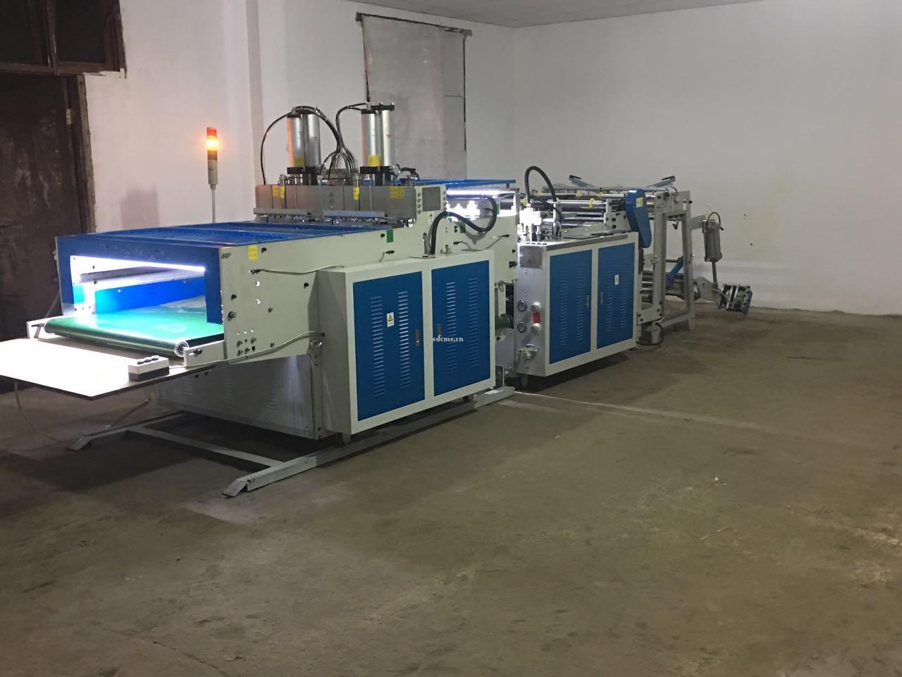 超高速制袋機(jī) 超市購物袋制袋機(jī)一、特點：本機(jī)以HDPE、LDPE筒膜為原料，是制作超市袋、背心袋、馬甲袋、市場袋的理想設(shè)備，本機(jī)具有節(jié)省人工、降低成本、一次成型、故障率低、產(chǎn)量高等特點，良好性能的色標(biāo)跟蹤儀，使封切長度更準(zhǔn)確，誤差更小。采用先進(jìn)的電腦，長度調(diào)整方便，精確。